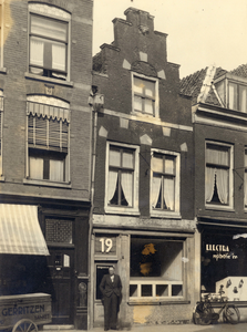 41448 Gezicht op de voorgevel van het huis Twijnstraat 19 te Utrecht.